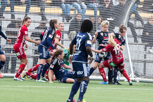 Chans framför Kvarnsvedens mål i fotbollsmatchen i