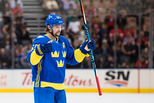 Sveriges Erik Karlsson jublar