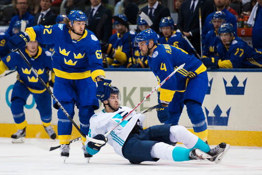 Sveriges Carl Hagelin och Niklas Hjalmarsson stoppar