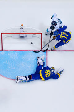 Sveriges målvakt Henrik Lundqvist och Victor Hedman lyckas