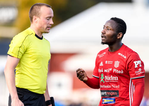 s Yanku Marrah pratar med domare Viktor Dovresjö