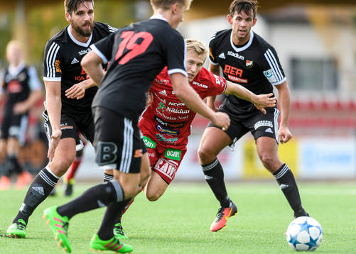 s Gustav Rönnbäck-Wallin omgiven av 3st Enskedespelare