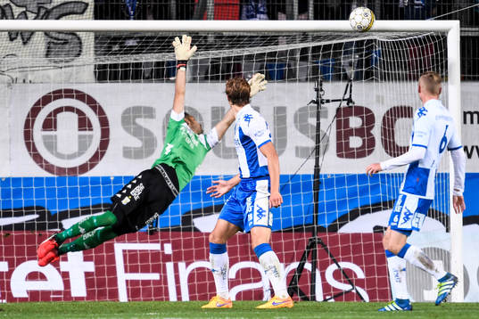 IFK Göteborgs målvakt John Alvbåge kastar sig