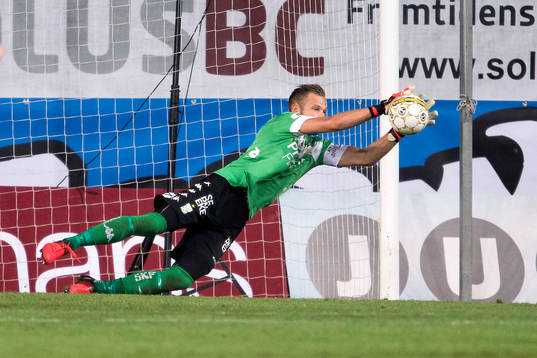 IFK Göteborgs målvakt John Alvbåge räddar ett skott