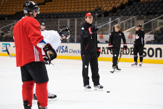 Förbundskapten Mike Babcock ger instruktioner vid Kanadas