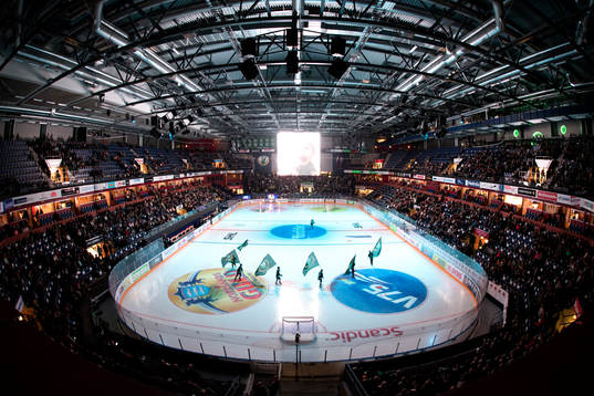 Vy över isen i Löfbergs Arena