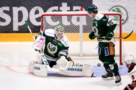 Malmö Redhawks Nils Andersson (ej i bild) skjuta pucken