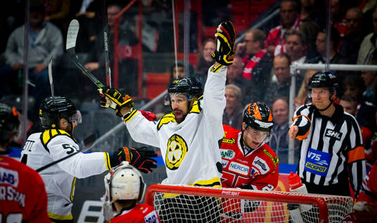 Brynäs Johan Alcén gör 2-4 och jublar