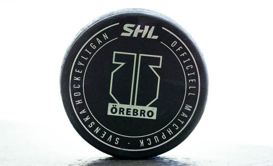 Matchpucken med Örebro Hockeys logotyp på