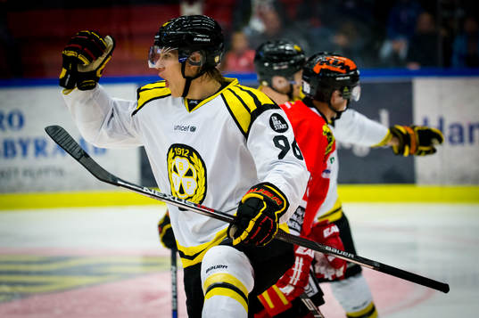 Brynäs Oskar Lindblom gör 1-3 och jublar