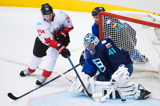 Kanadas Corey Perry utmanar Europas målvakt Jaroslav Halak