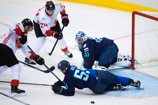 Kanadas Jonathan Toews och Corey Perry utmanar Europas