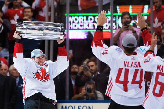 Kanadas Sidney Crosby höjer vinstpokalen och jublar