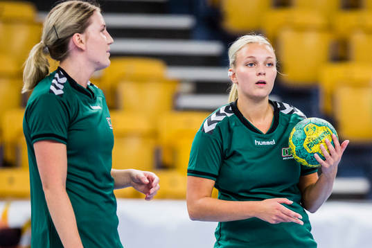 Helsingborgs Ellen Persson (h) värmer upp