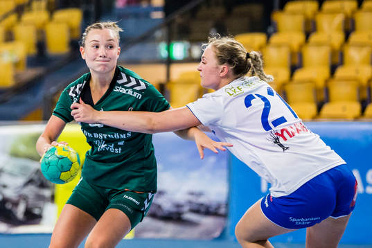 Helsingborgs Elin Nilsson stoppas av Lundagårds Estelle