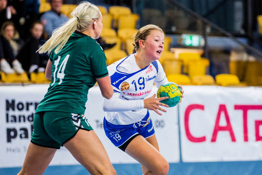 Helsingborgs Ellen Persson drar Lundagårds Linnea
