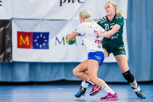 Helsingborgs Ida Sandell försöker stoppa Lundagårds