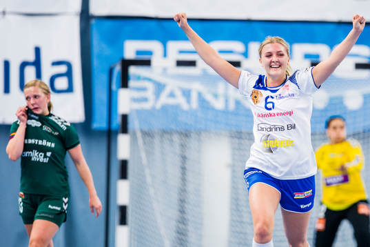 Lundagårds Sandra Nilsson jublar och i bakgrunden syns