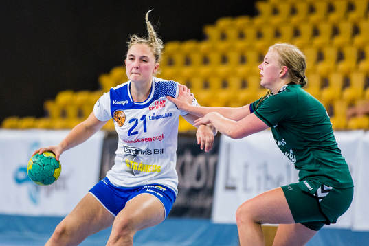 Lundagårds Estelle Ahlqvist Lundh med bollen