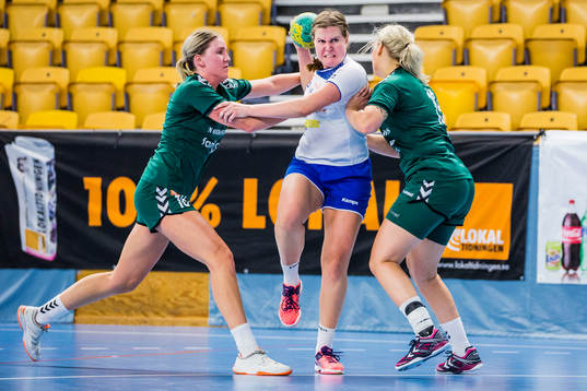 Lundagårds Emma Persson Wik stoppas av Helsingborgs spelare
