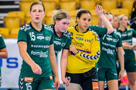 Helsingborgs Linnea Thulin och målvakt Leila Melcher deppar
