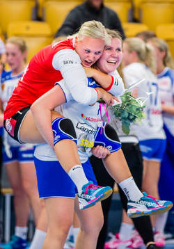 Lundagårds målvakt Fia Eritzinger och Emma Persson Wik