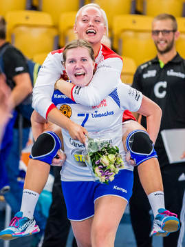 Lundagårds målvakt Fia Eritzinger och Emma Persson Wik