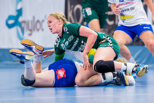 Helsingborgs Ida Sandell i duell om bollen på golvet