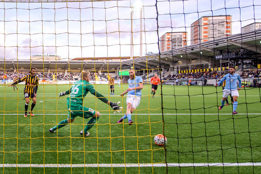 Malmö FFs Jo Inge Berget gör 2-2 bakom Häckens målvakt