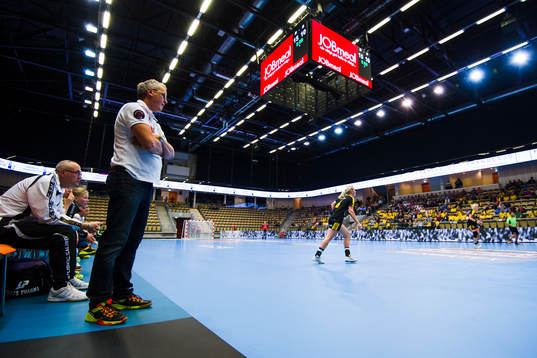 Skurus tränare Patrik Svarvén tittar på spelet