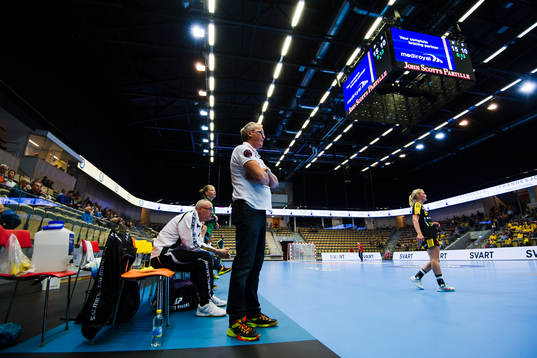 Skurus tränare Patrik Svarvén tittar på spelet