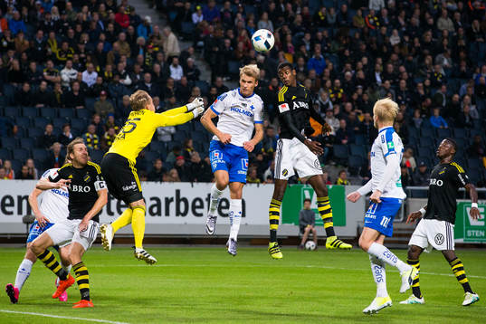 s målvakt Patrik Carlgren boxar bort en boll framför