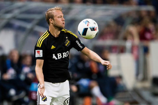 s Daniel Sundgren tar ner bollen