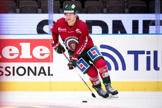 Frölundas Anton Karlsson värmer upp innan ishockeymatchen