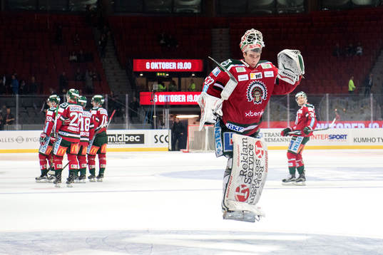 Frölundas målvakt Johan Gustafsson jublar