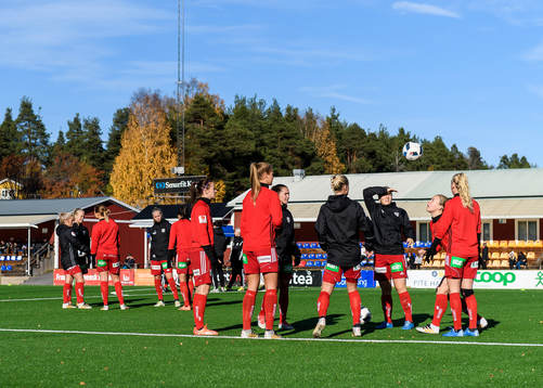 Piteåspelarna värmer upp innan fotbollsmatchen i