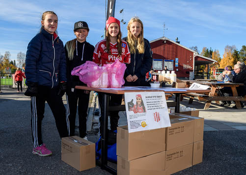 Maja Marklund (i röd tröja) säljer schampo för att