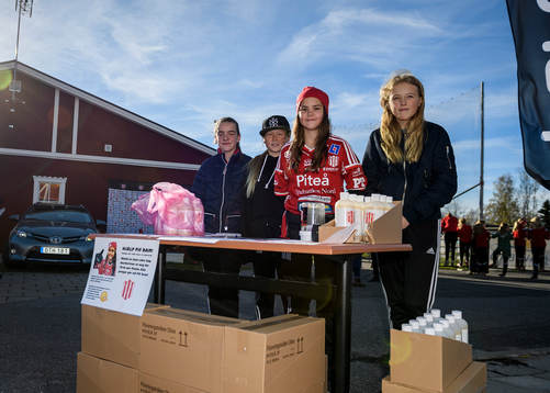 Maja Marklund (i röd tröja) säljer schampo för att