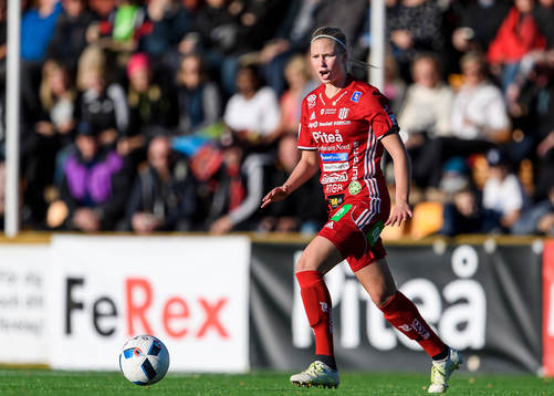 Piteås Ellen Löfqvist med bollen