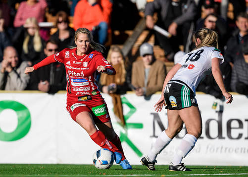 Piteås Irma Helin med bollen utmanar Mallbackens Sandra