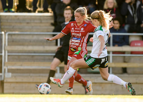Piteås Ronja Aronsson med bollen utmanar Mallbackens