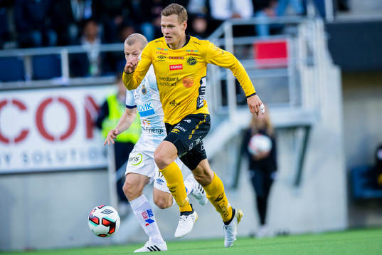 Elfsborgs Viktor Claesson jagas av Gefles Jonas Lantto