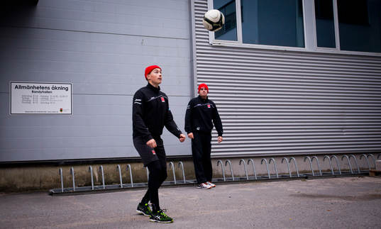 Örebro Joel Mustonen spelar fotboll utanför Behrn Arena