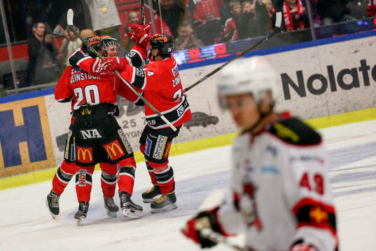 Örebros Anders Eriksson jublar med lagkamrater