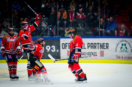 Örebros Joel Mustonen gör 5-1 och jublar med Greg Squires