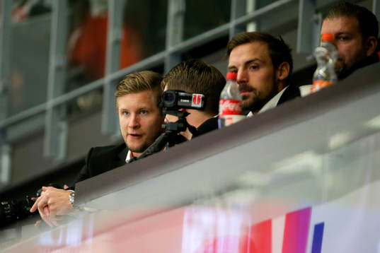 Örebros utvisade Johan Motin ser matchen från läktaren