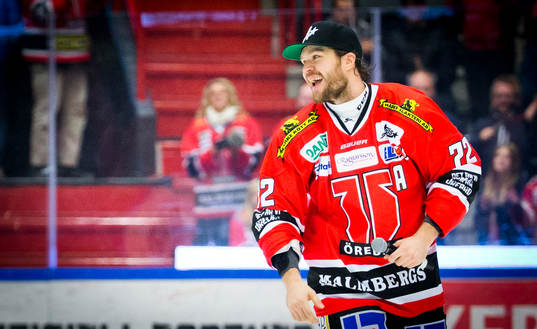 Örebros Siim Liivik jublar med fansen