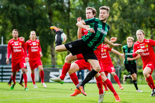 Högaborgs Mathias Lindgren Holenstein försöker klacka