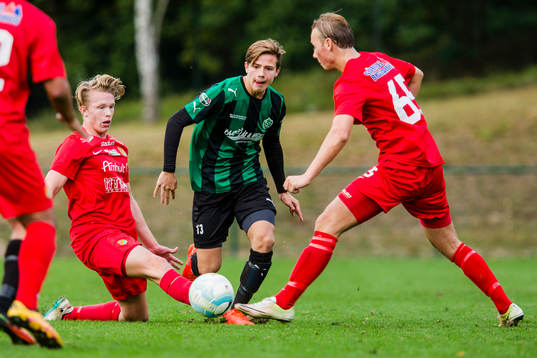 Högaborgs Benjamin Tannus  försöker ta sig igenom
