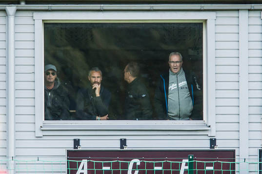 Helsingborgs manager Henrik Larsson, andra från vänster,